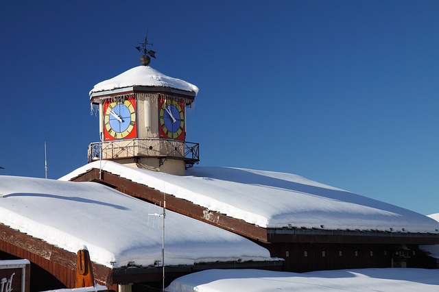 You are currently viewing How to Keep Your Roof Safe from Ice Dam Damage?